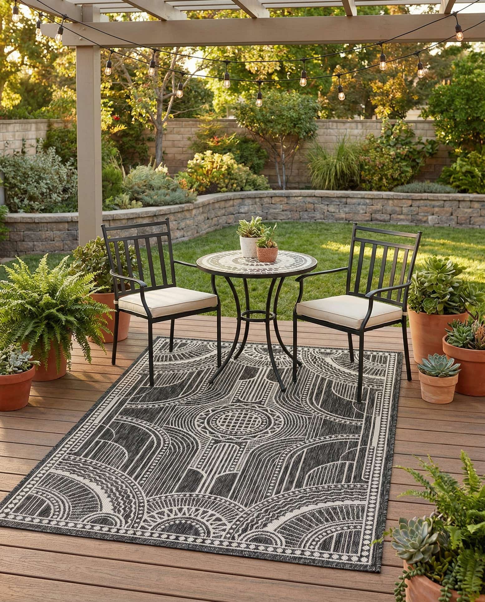 4' 1 x 6' 1 Easy-Clean Traditional Indoor / Outdoor Rug