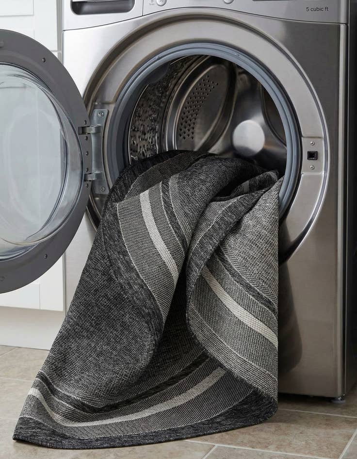 Detail image of 6' x 6'  Washable Border Indoor / Outdoor Round Rug