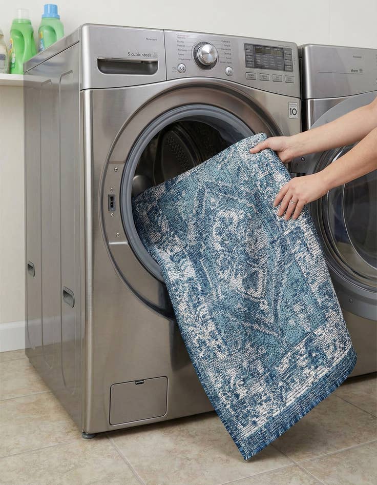 Detail image of 2' x 3'  Washable Traditional Indoor / Outdoor Rug