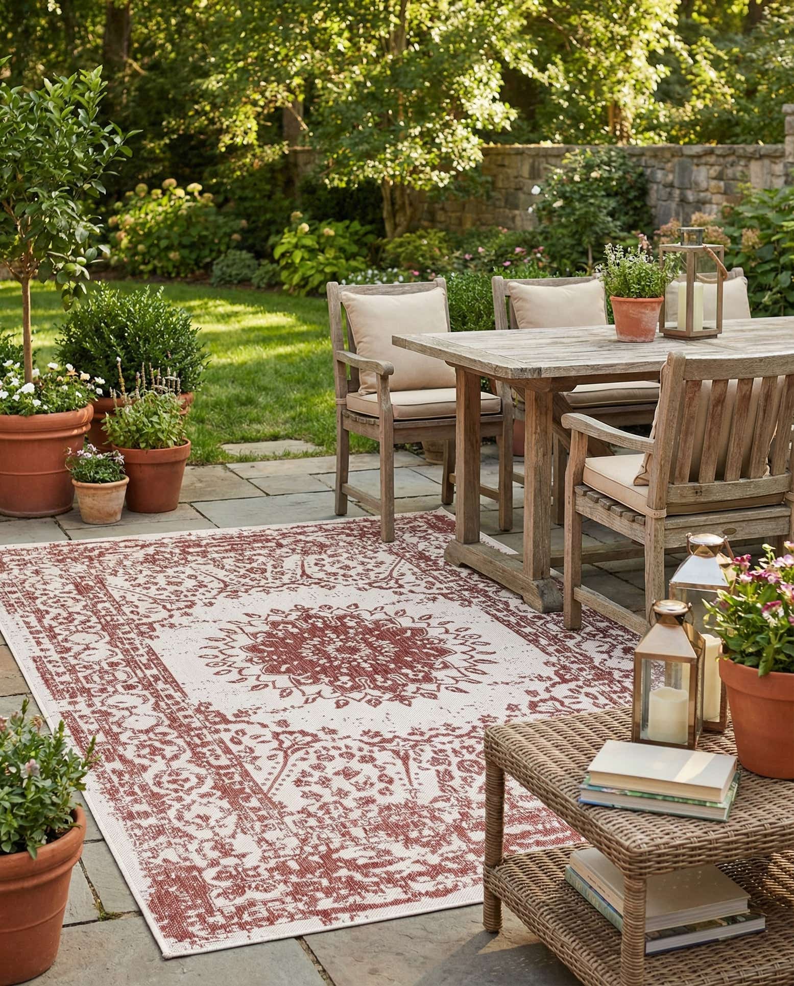 6' x 9' Easy-Clean Traditional Indoor / Outdoor Rug
