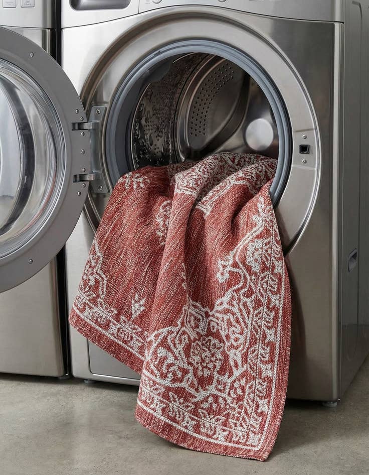 Detail image of  4' x 6'  Washable Traditional Indoor / Outdoor Rug