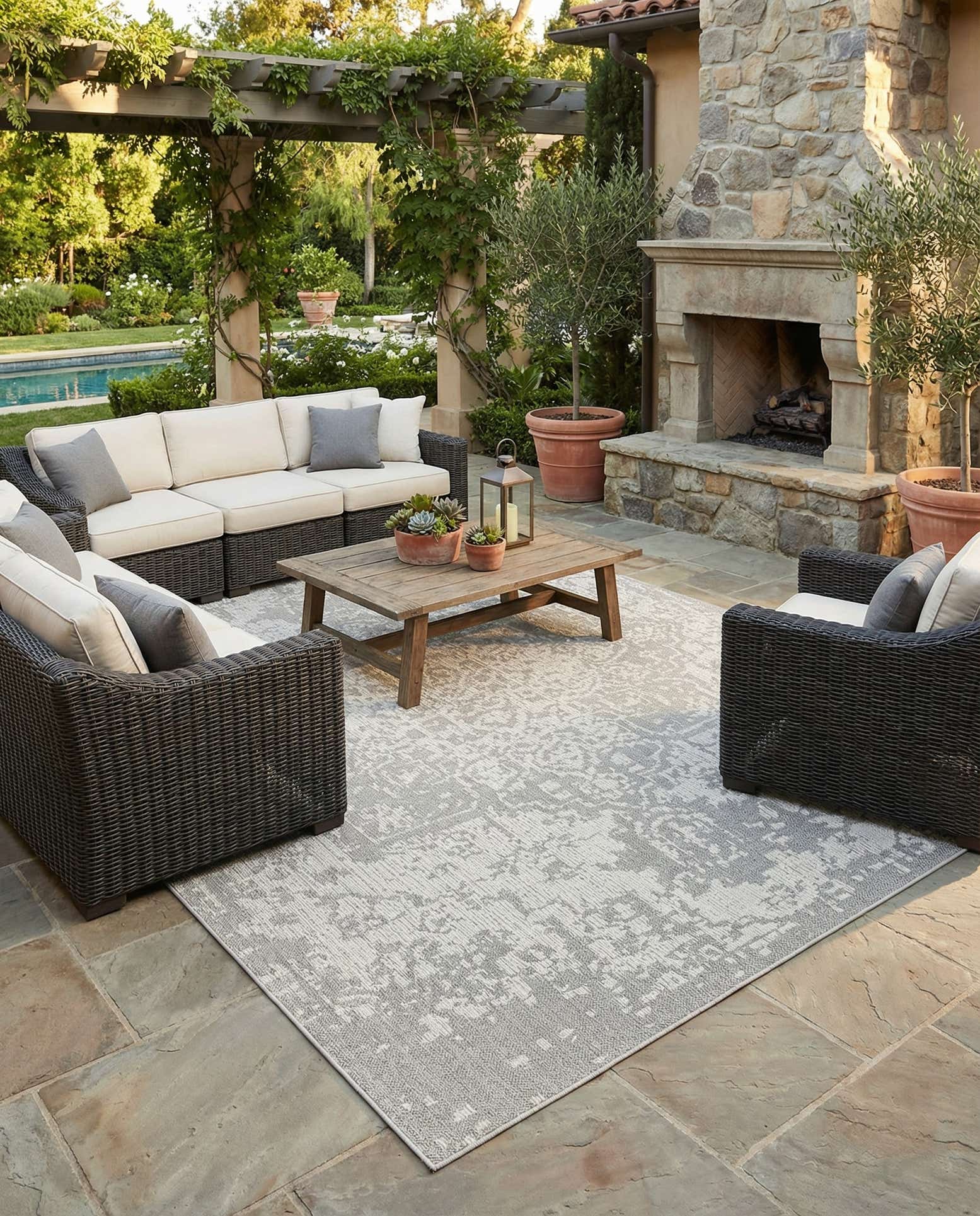 10' x 14' 1 Easy-Clean Traditional Indoor / Outdoor Rug