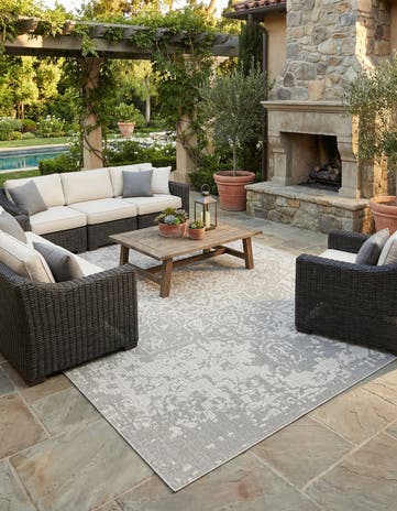 10' x 14' 1 Easy-Clean Traditional Indoor / Outdoor Rug