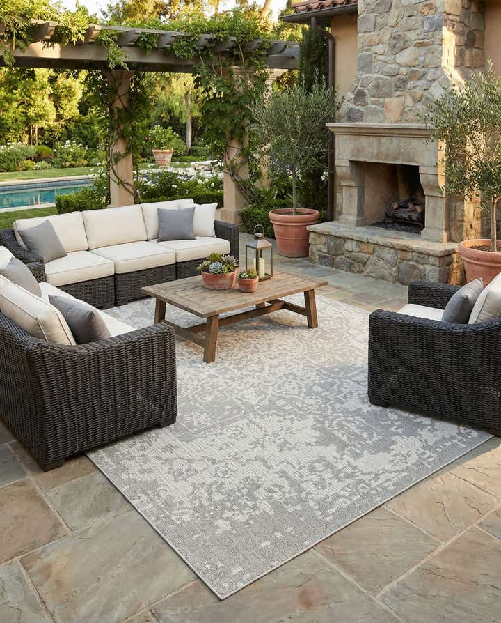 10' x 14' 1 Easy-Clean Traditional Indoor / Outdoor Rug