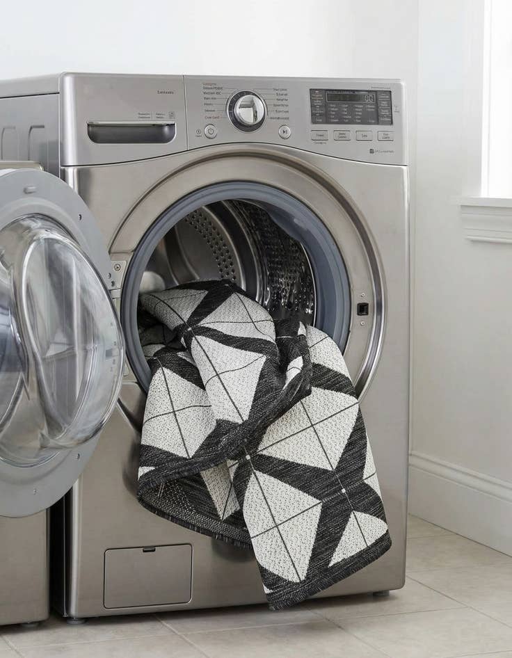 Detail image of 4' x 4'  Washable Modern Indoor / Outdoor Round Rug