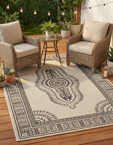 6' x 9' Easy-Clean Traditional Indoor / Outdoor Rug