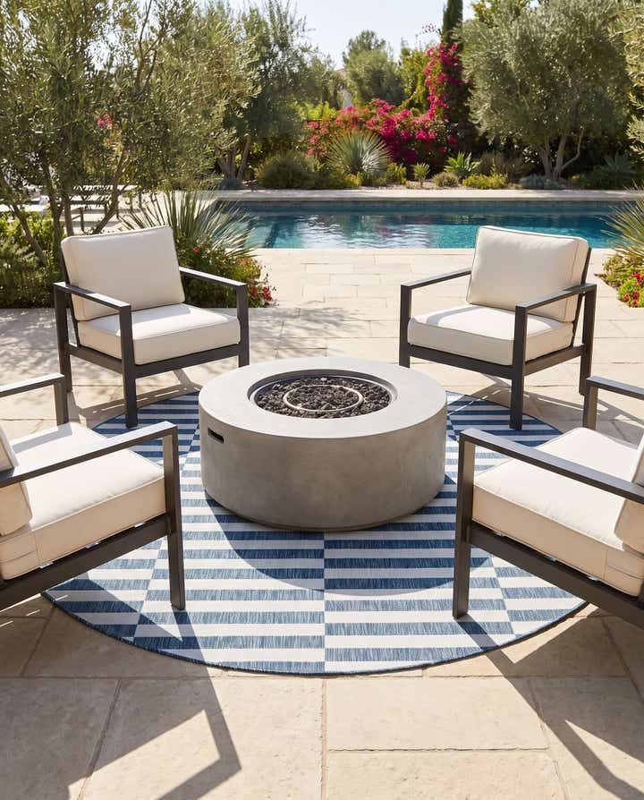7' 10 x 7' 10 Easy-Clean Striped Indoor / Outdoor Round Rug