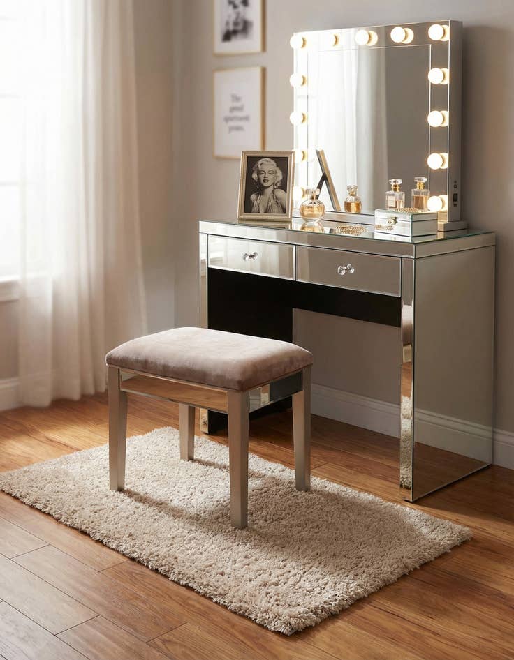 Detail image of 1' 4 x 1' 4 Marilyn Monroe&trade; Shag Sample Rug