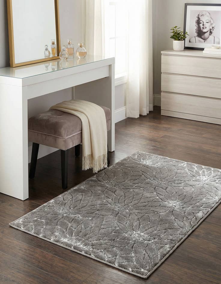 Detail image of 2' x 3'  Marilyn Monroe™ Glam Dahlia Rug