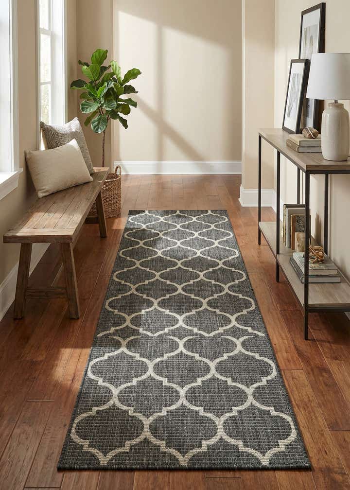 2' 7 x 10' Easy-Clean Trellis Indoor / Outdoor Runner Rug