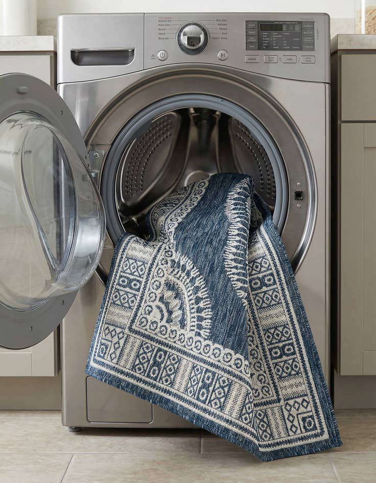 Detail image of 5' 3 x 7'  Washable Traditional Indoor / Outdoor Rug