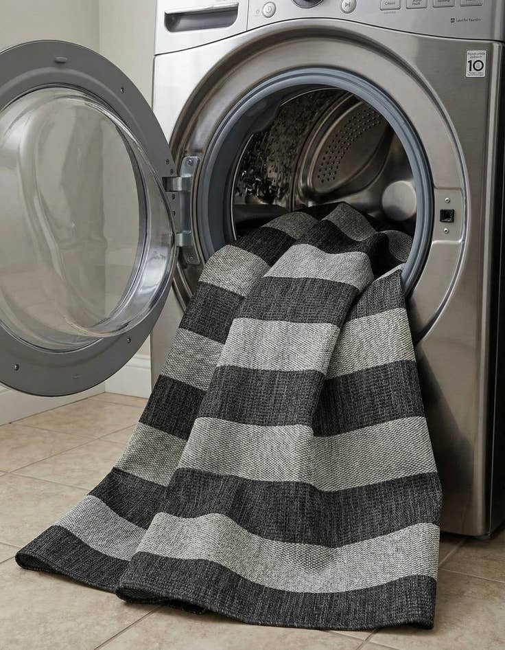 Detail image of 6' x 6'  Washable Striped Indoor / Outdoor Round Rug