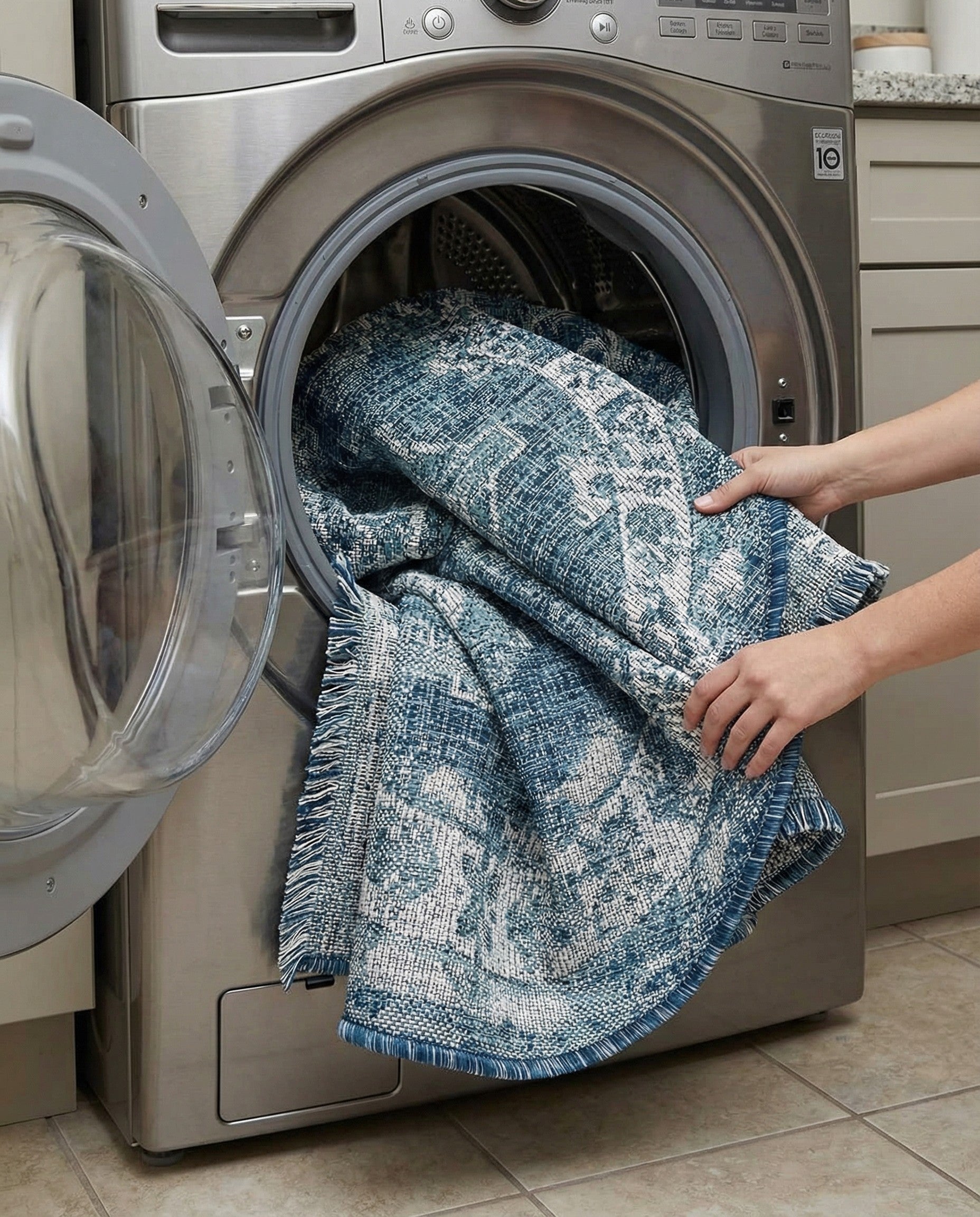  3' x 3'  Washable Traditional Indoor / Outdoor Round Rug