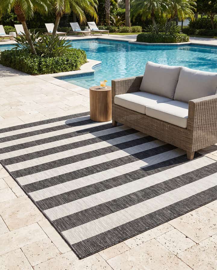 5' 3 x 8' Easy-Clean Striped Indoor / Outdoor Rug
