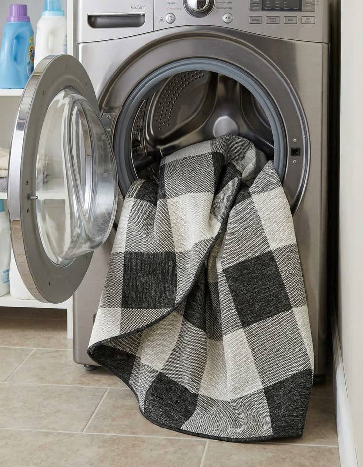 Detail image of  6' x 6'  Washable Checkered Indoor / Outdoor Round Rug