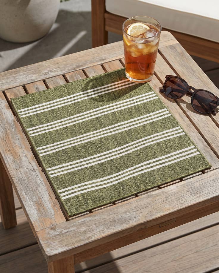 Detail image of 1' 4 x 1' 4 Easy-Clean Jill Zarin Indoor / Outdoor Sample Rug