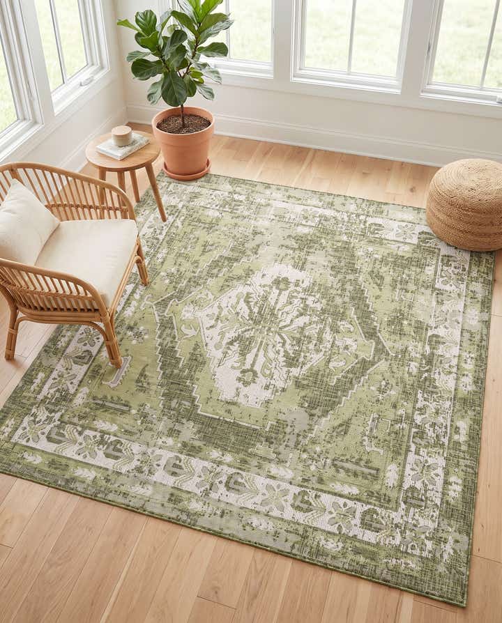 7' 10 x 7' 10 Easy-Clean Traditional Indoor / Outdoor Square Rug
