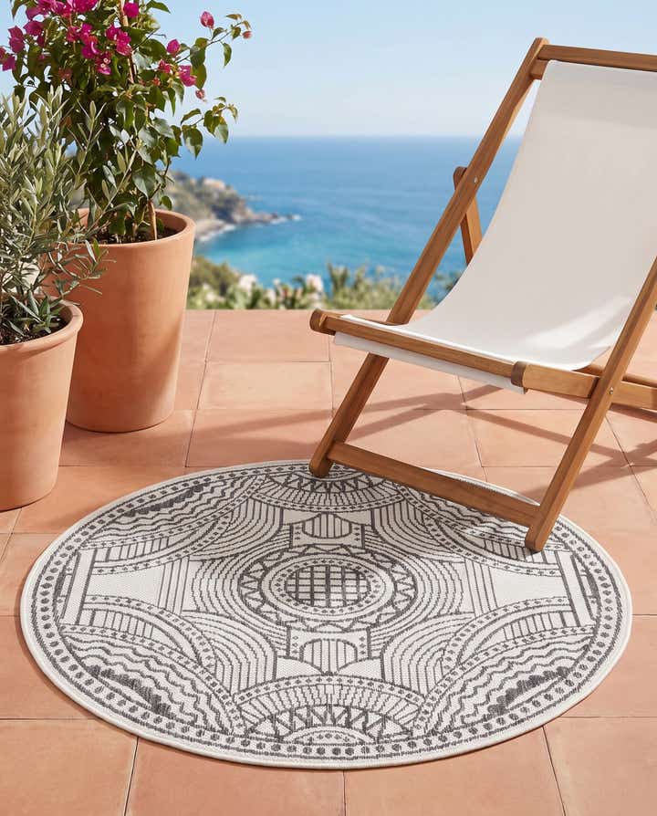 3' 1 x 3' 1 Easy-Clean Traditional Indoor / Outdoor Round Rug
