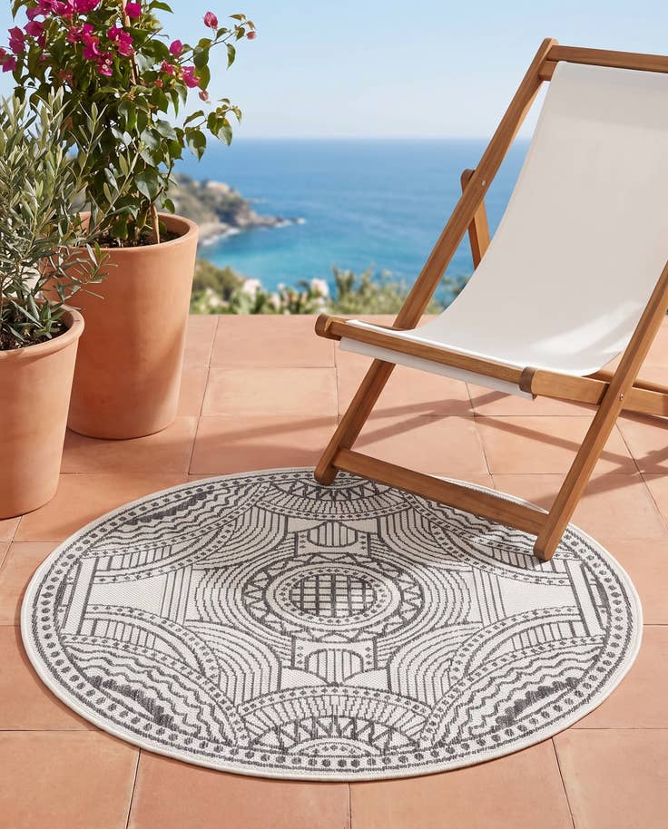 Detail image of 3' 1 x 3' 1 Easy-Clean Traditional Indoor / Outdoor Round Rug