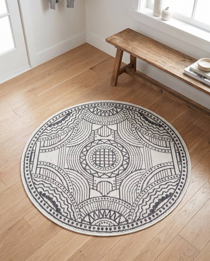 Detail image of 3' 1 x 3' 1 Easy-Clean Traditional Indoor / Outdoor Round Rug