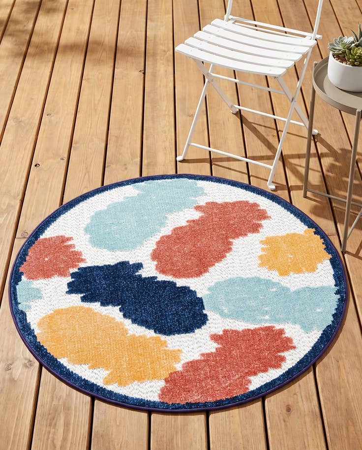 Detail image of 3' 3 x 3' 3 Easy-Clean Belize Indoor / Outdoor Round Rug