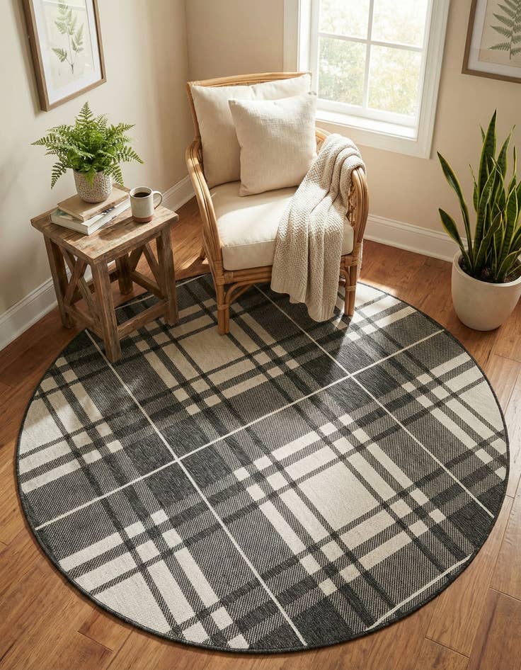 Detail image of 6' x 6'  Washable Checkered Indoor / Outdoor Round Rug