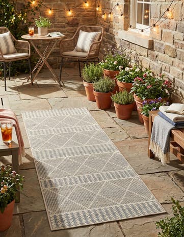 2' 7 x 5' 3 Easy-Clean Lattice Indoor / Outdoor Runner Rug