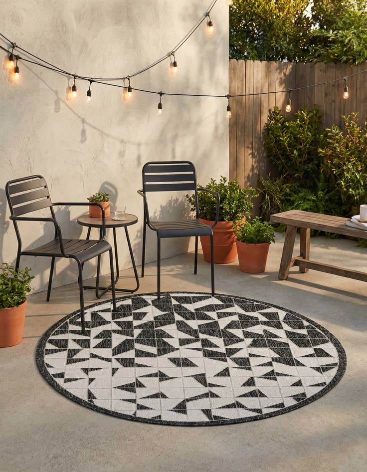Detail image of 4' x 4'  Washable Modern Indoor / Outdoor Round Rug