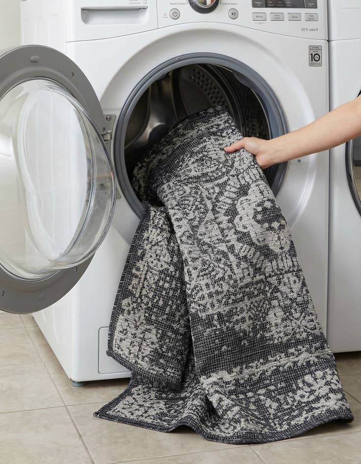 Detail image of 6' x 9'  Washable Traditional Indoor / Outdoor Rug