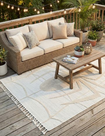 5' x 7' 7 Easy-Clean Indoor / Outdoor Rug