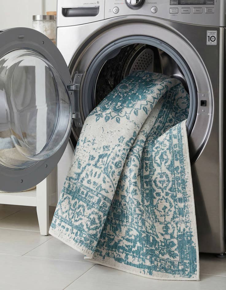 Detail image of  6' x 9'  Washable Traditional Indoor / Outdoor Rug