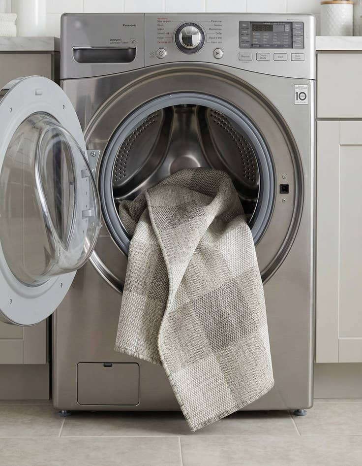 Detail image of  2' x 3'  Washable Checkered Indoor / Outdoor Rug