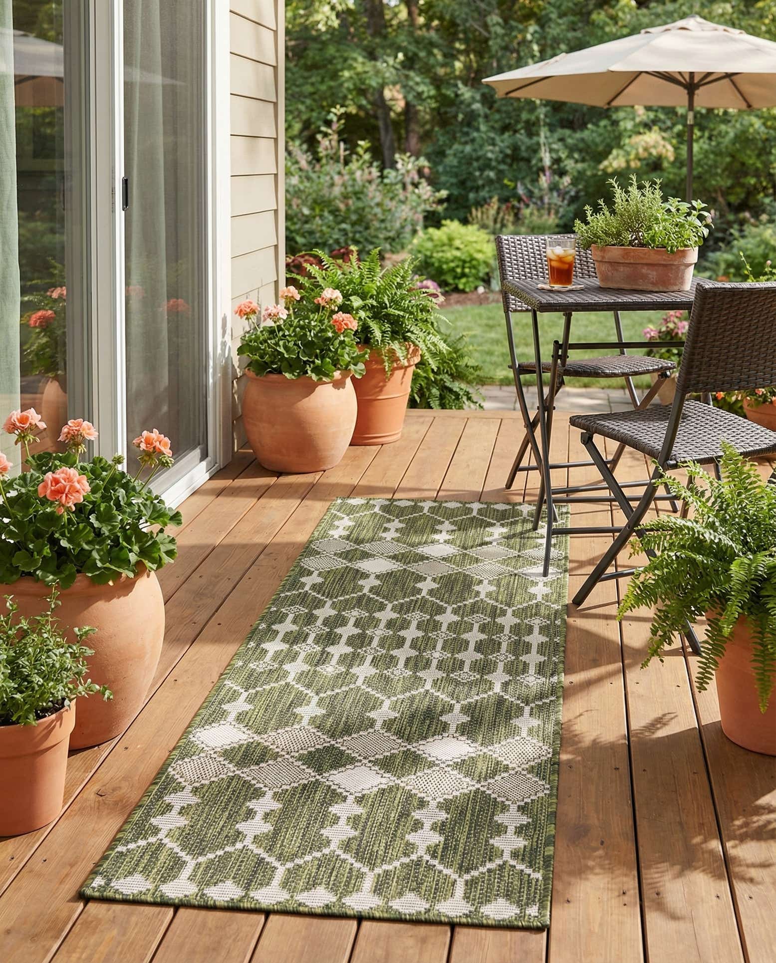 2' x 6' Easy-Clean Trellis Indoor / Outdoor Runner Rug