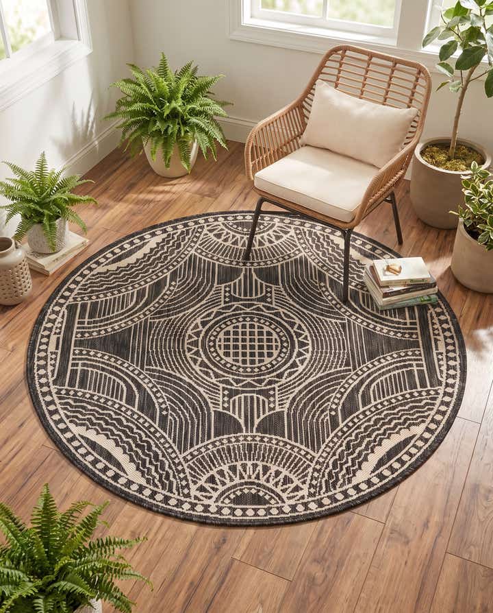 4' 1 x 4' 1 Easy-Clean Traditional Indoor / Outdoor Round Rug