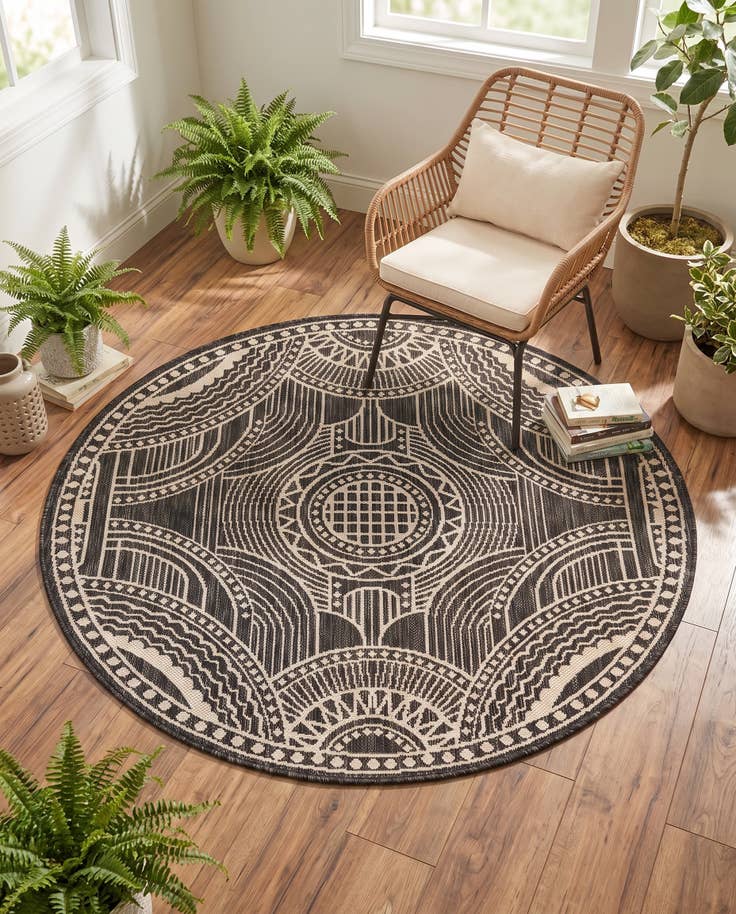 Detail image of 4' 1 x 4' 1 Easy-Clean Traditional Indoor / Outdoor Round Rug