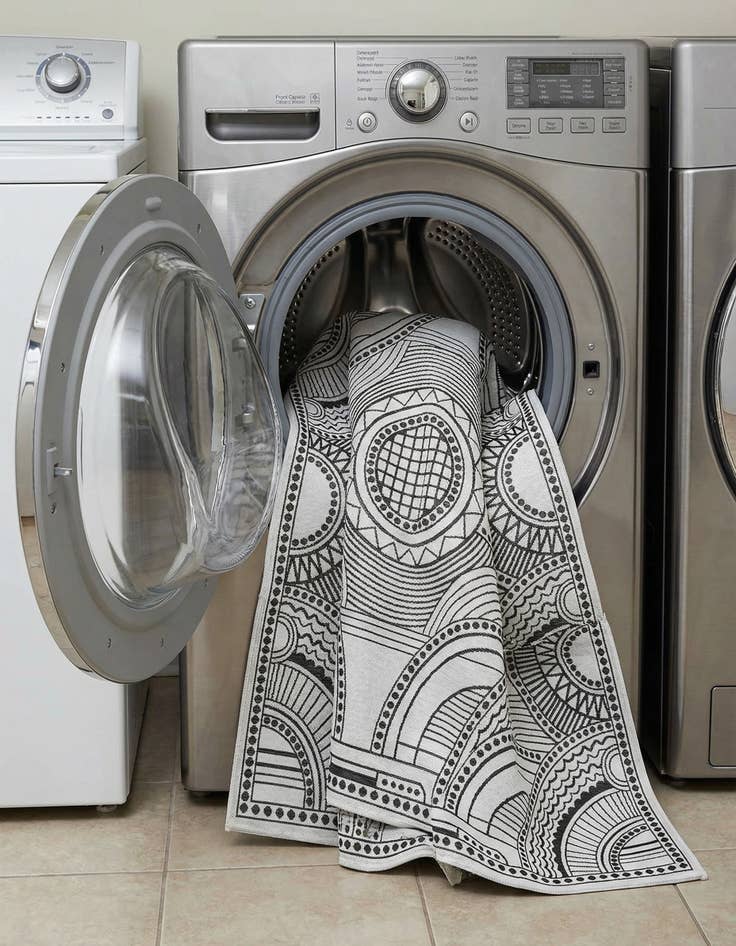 Detail image of  7' 10 x 7' 10  Washable Traditional Indoor / Outdoor Square Rug