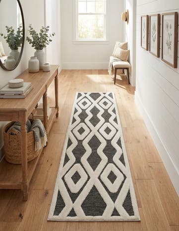 2' 7 x 10' Prismatic Runner Rug
