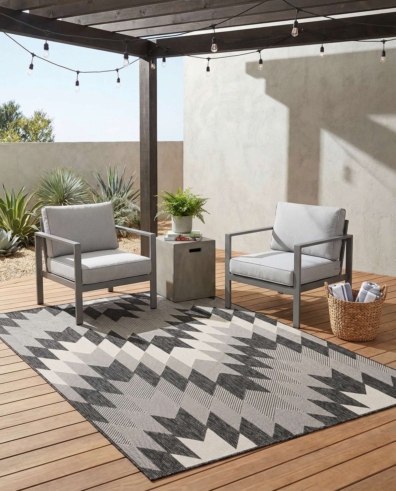 5' 3 x 7' Easy-Clean Modern Indoor / Outdoor Rug