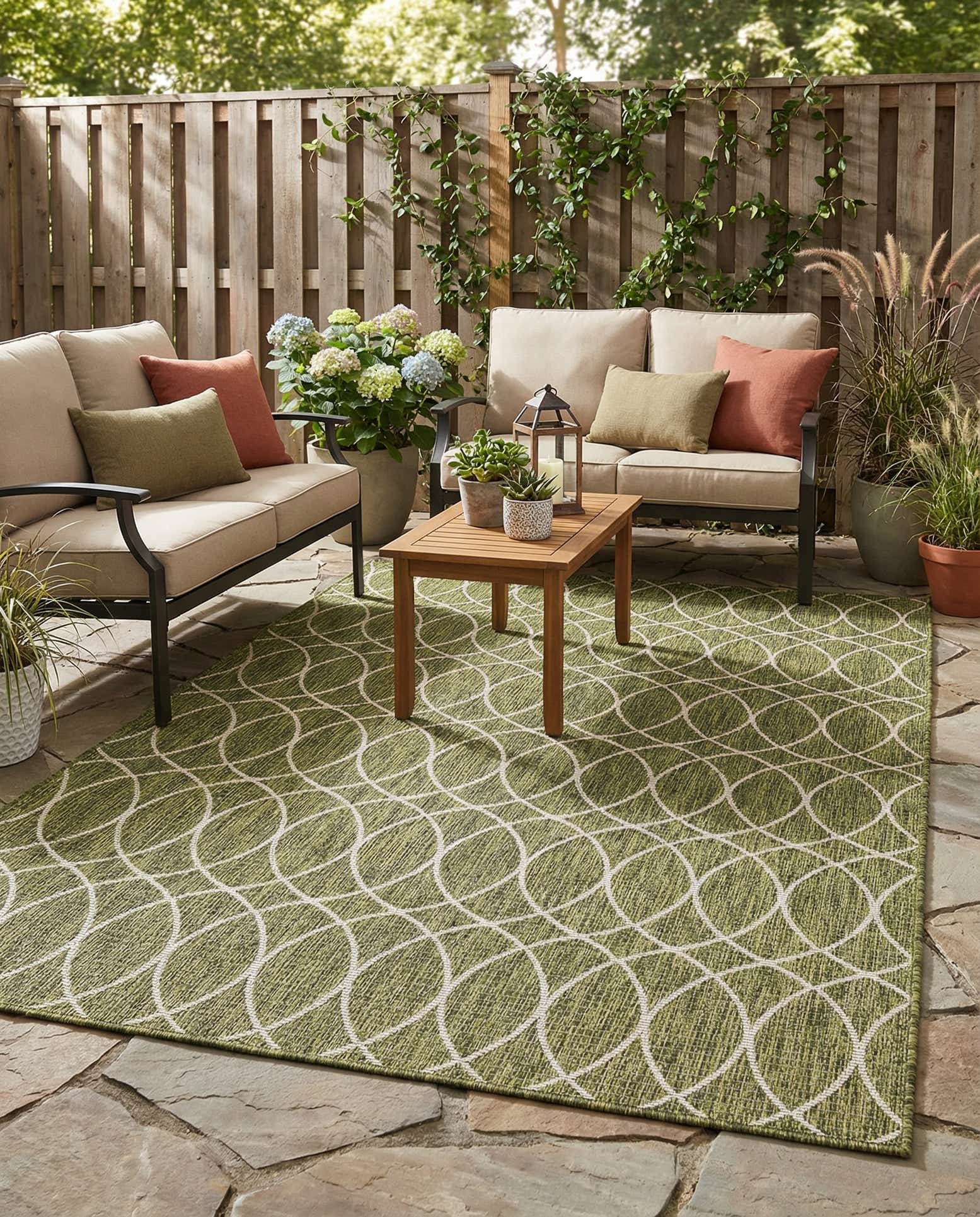 5' 3 x 8' Easy-Clean Trellis Indoor / Outdoor Rug