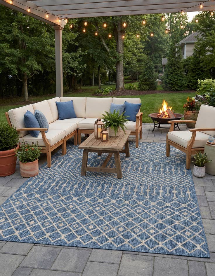 Detail image of 7' x 10' Easy-Clean Trellis Indoor / Outdoor Rug