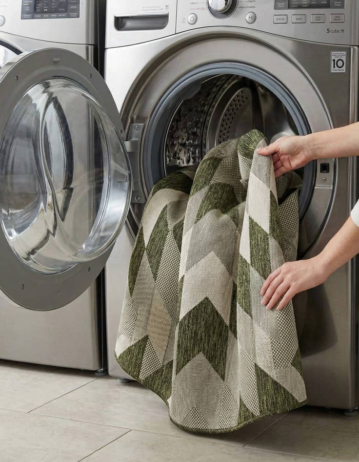 Detail image of  7' 10 x 7' 10  Washable Modern Indoor / Outdoor Round Rug