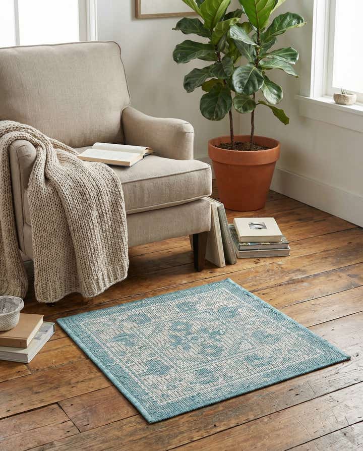 1' 4 x 1' 4 Easy-Clean Traditional Indoor / Outdoor Sample Rug