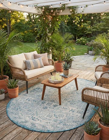 5' 3 x 8' Easy-Clean Aztec Indoor / Outdoor Oval Rug