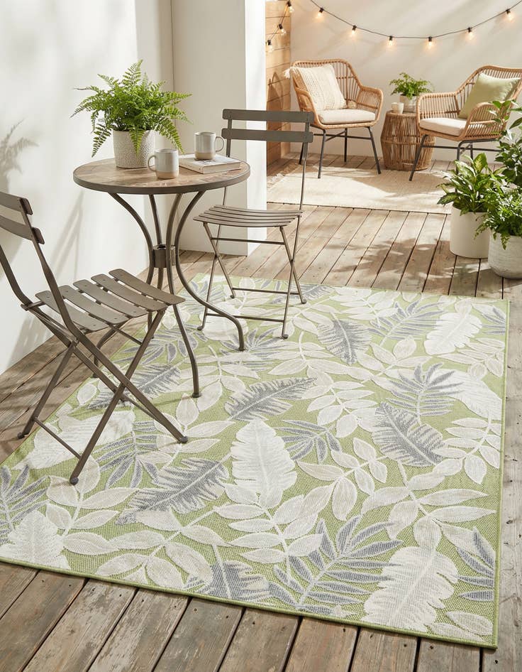 Detail image of 4' 5 x 6' Easy-Clean Botanical Indoor / Outdoor Rug