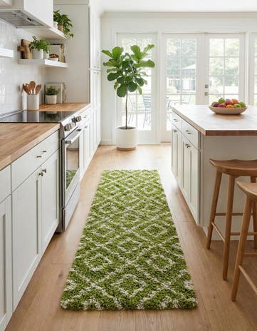 2' 7 x 10' Lattice Shag Runner Rug