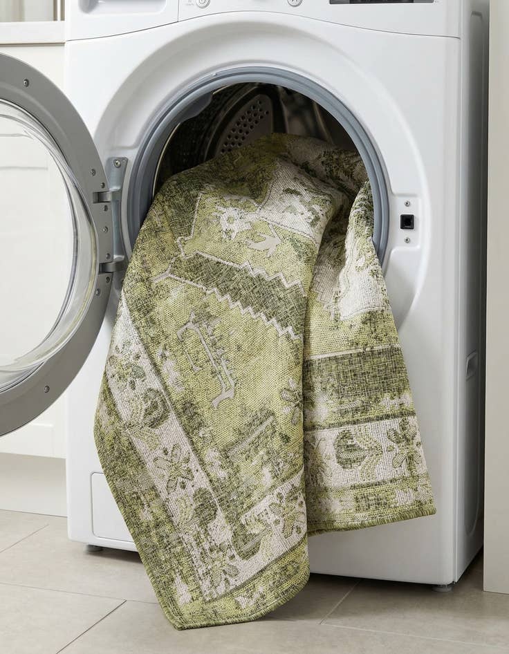 Detail image of  7' x 10'  Washable Traditional Indoor / Outdoor Rug