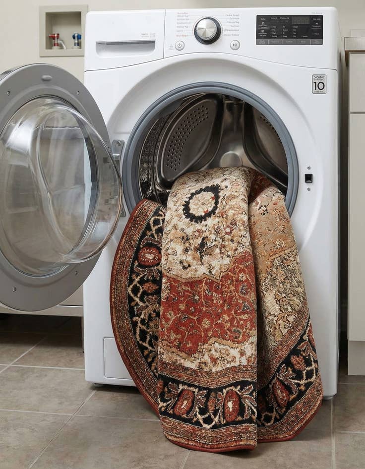 Detail image of 7' 10 x 7' 10  Washable Traditional Indoor / Outdoor Round Rug