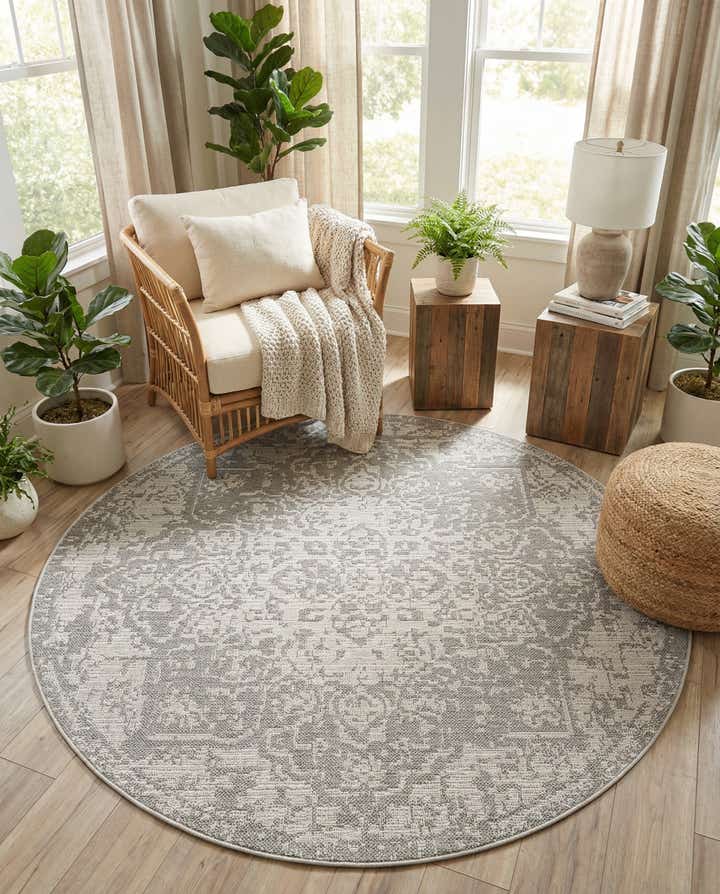 7' 10 x 7' 10 Easy-Clean Traditional Indoor / Outdoor Round Rug
