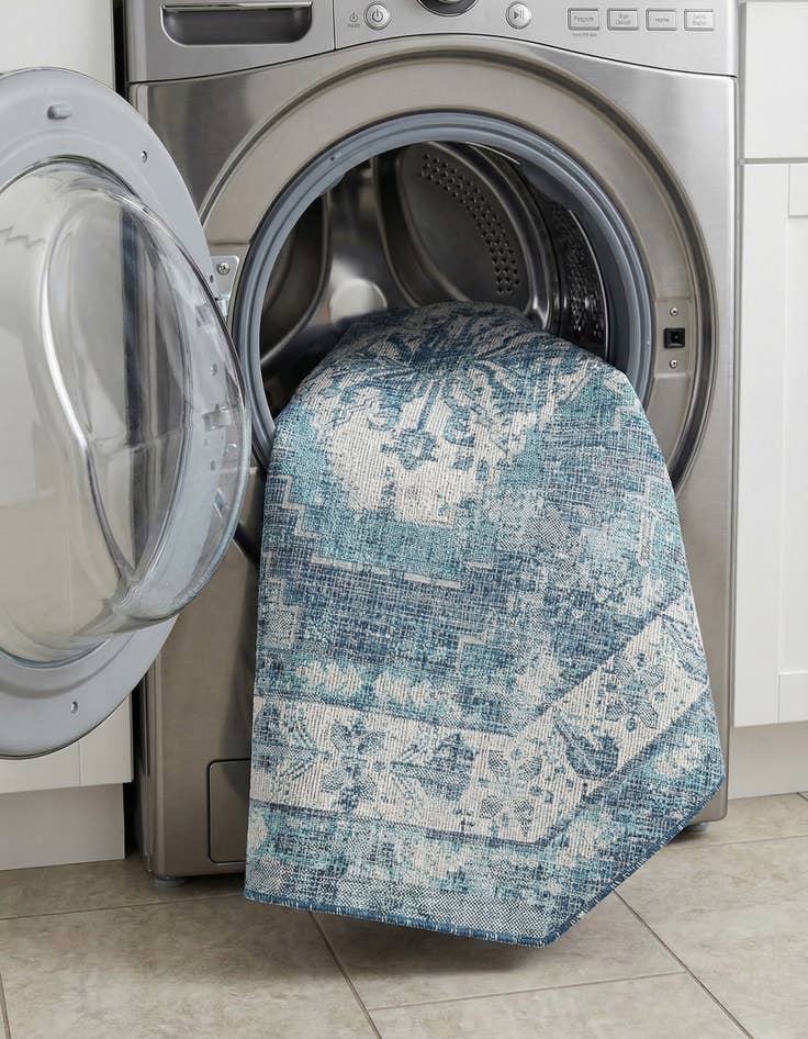 Detail image of  7' 10 x 7' 10  Washable Traditional Indoor / Outdoor Octagon Rug