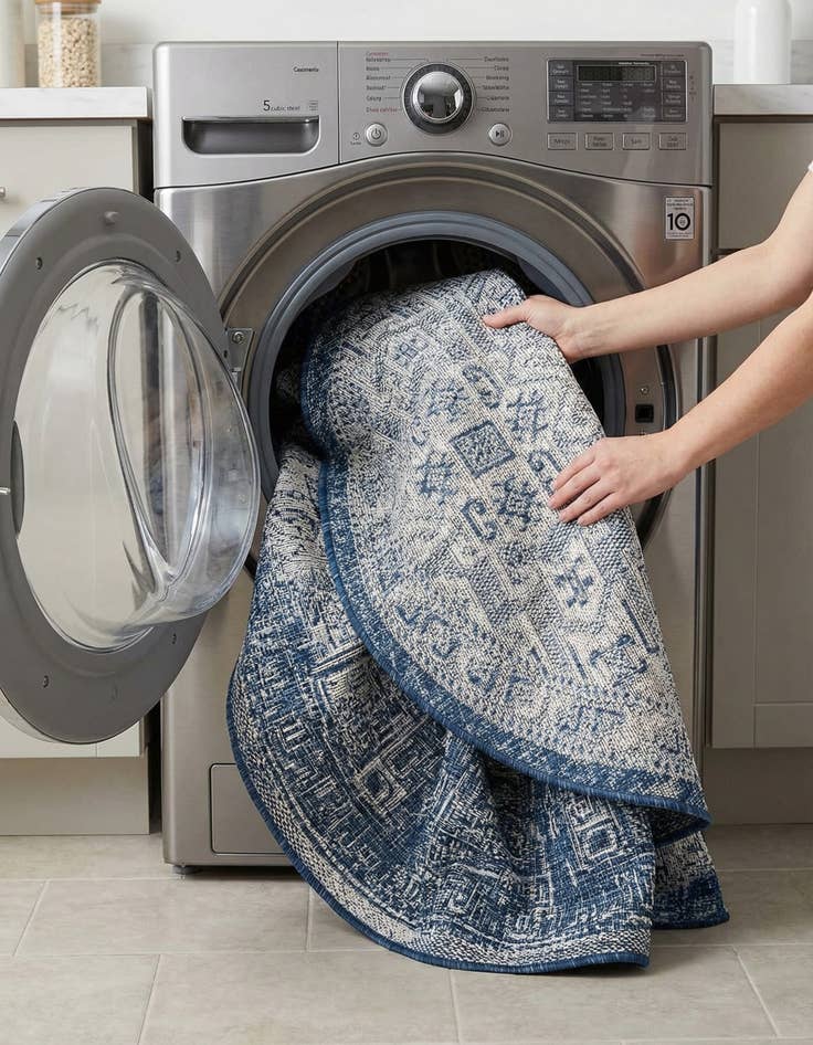 Detail image of 4' x 4'  Washable Aztec Indoor / Outdoor Round Rug